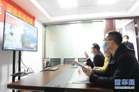  3月11日，在浙江省紹興市上虞區(qū)人社局，上虞區(qū)用人企業(yè)和四川省小金縣務(wù)工人員進(jìn)行網(wǎng)絡(luò)專場招聘。新華社記者 翁忻旸 攝